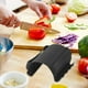 thumbnail image 5 of Guantes de horno antideslizantes resistentes al calor de silicona con soporte para ollas negro, 5 of 9