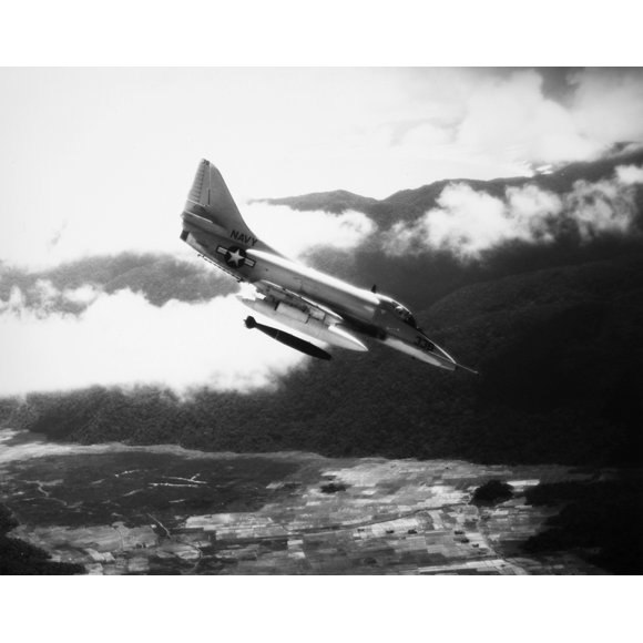 Guerre du Vietnam: A4 Skyhawk. /Na U.s. Marine A4 Skyhawk Larguant une Bombe sur les Forces du Cong Viet au Sud du Vietnam, 1965. Affiche Imprimée par (24 x 36)