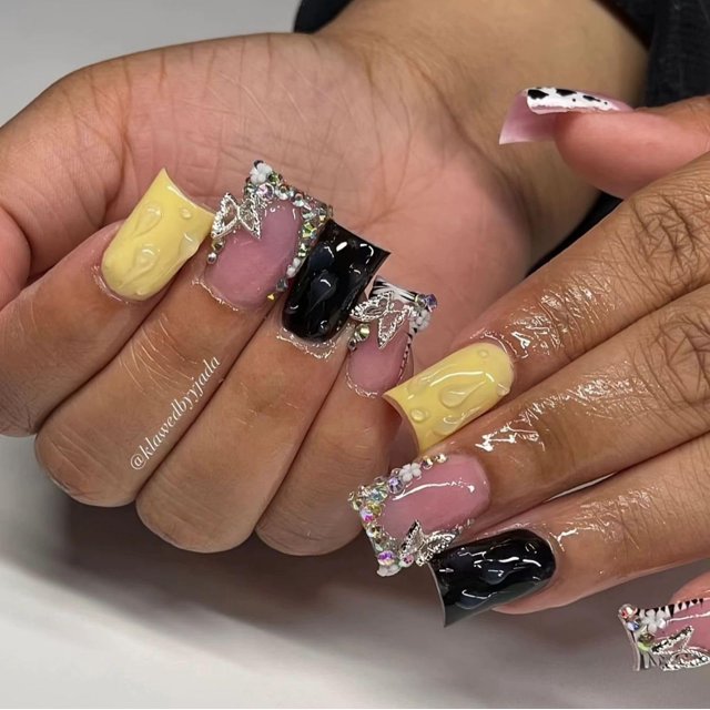 Set de uñas postizas QQPPOLIU 3D con strass y mariposas, forma cuadrada