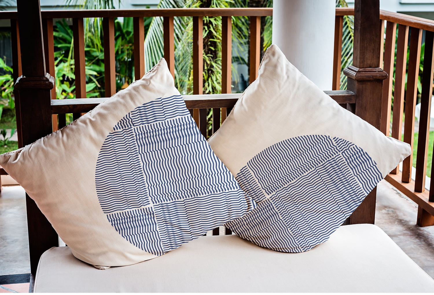 18" x 18" Simply Daisy Big Circle Indoor/Outdoor Pillow, Nautical Navy Qty 1