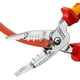 thumbnail image 5 of KNIPEX 13 76 200 ME Alicate de electricista multifunción modelo métrico aislados con fundas en dos componentes, según norma VDE cromado 200 mm, 5 of 7