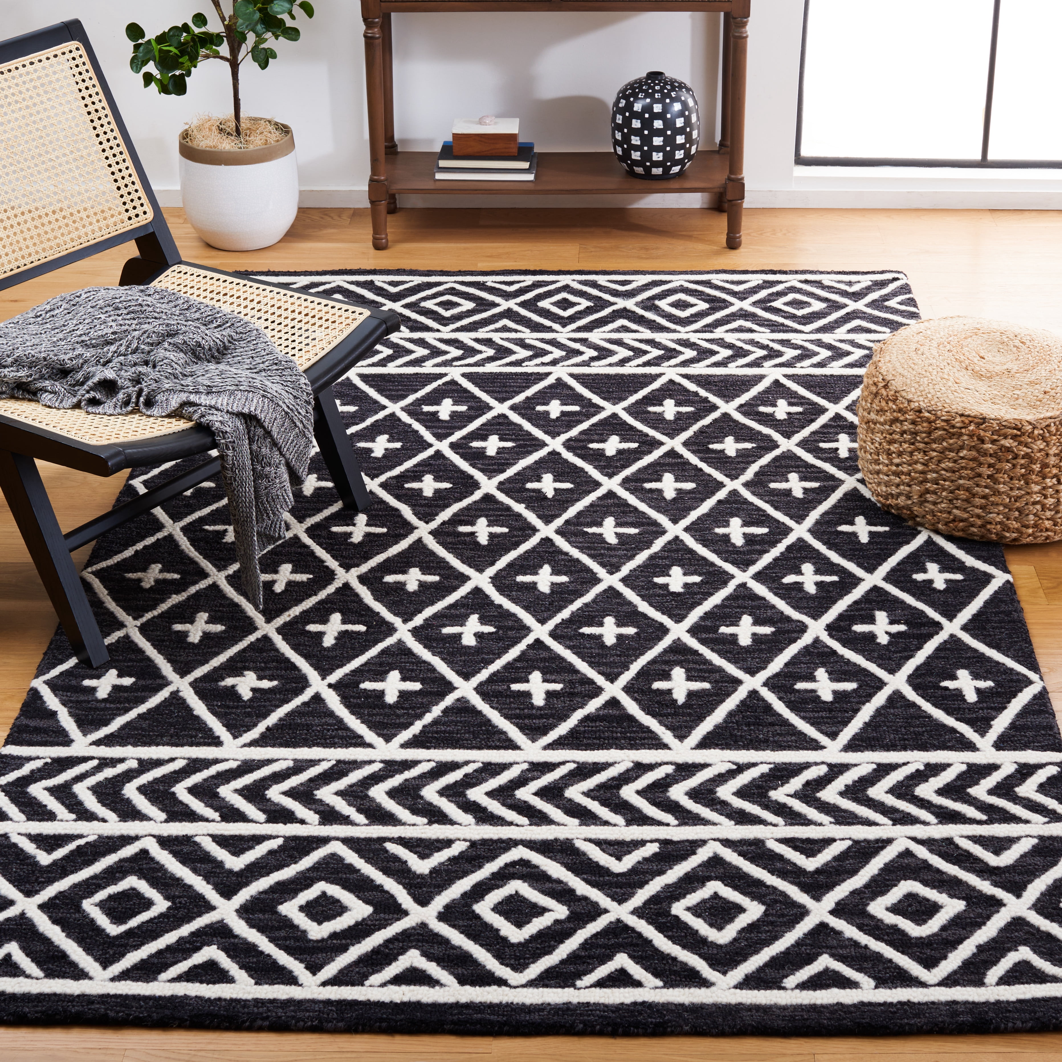 SAFAVIEH Metro Fletcher Medallion Area Rug, Black/Ivory, 5' x 8'