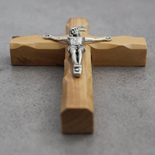 Crucifijo de Madera de Olivo Holyland Crafted Art 4.5' Hecho a mano en Jerusalén