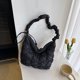 thumbnail image 5 of Bolsa Bolso de hombro para mujer Bolso de mujer con hilo bordado acolchado plisado con nube (negro), 5 of 8