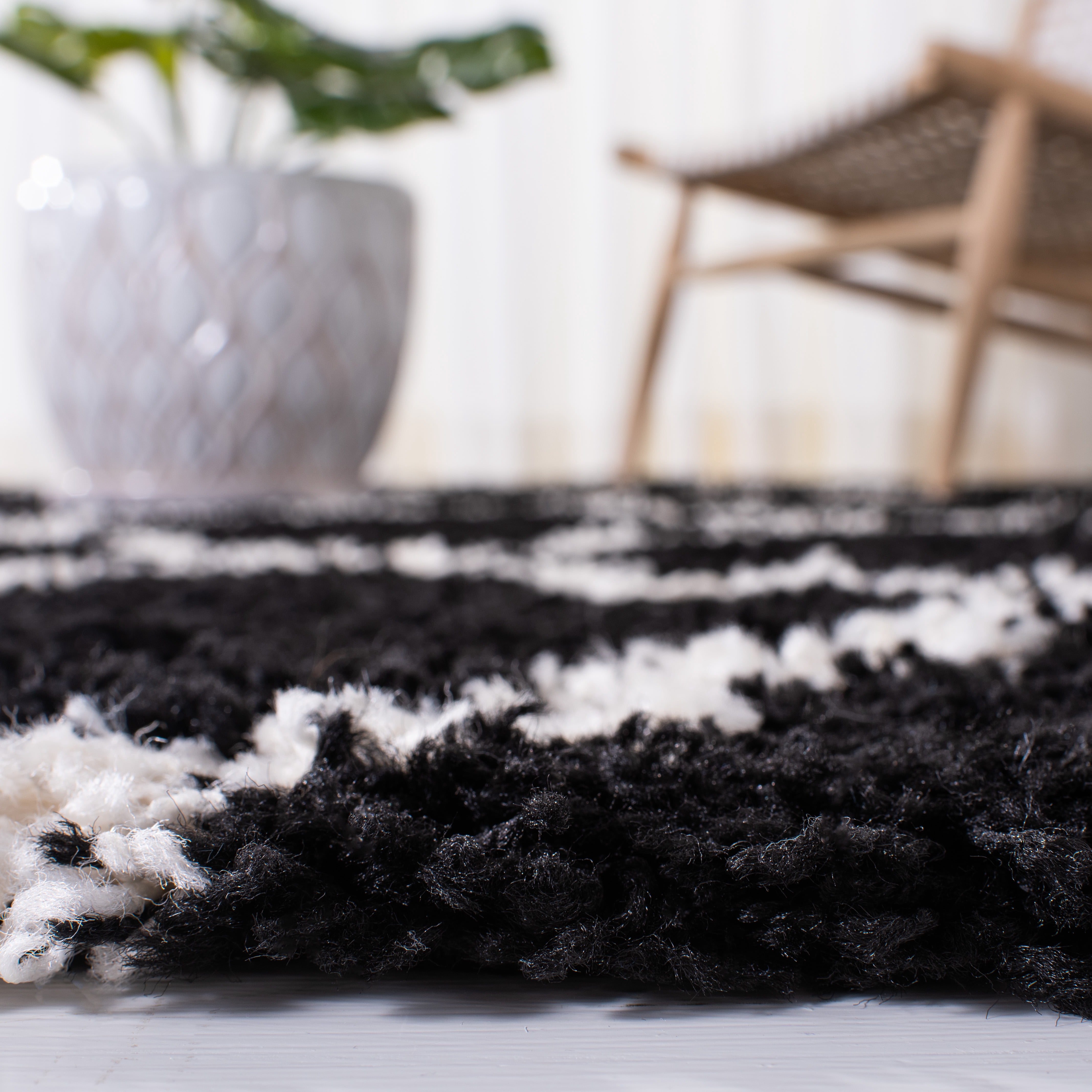 SAFAVIEH Dallas Logan Geometric Shag Area Rug, Black/Ivory, 5'1" x 7'6"