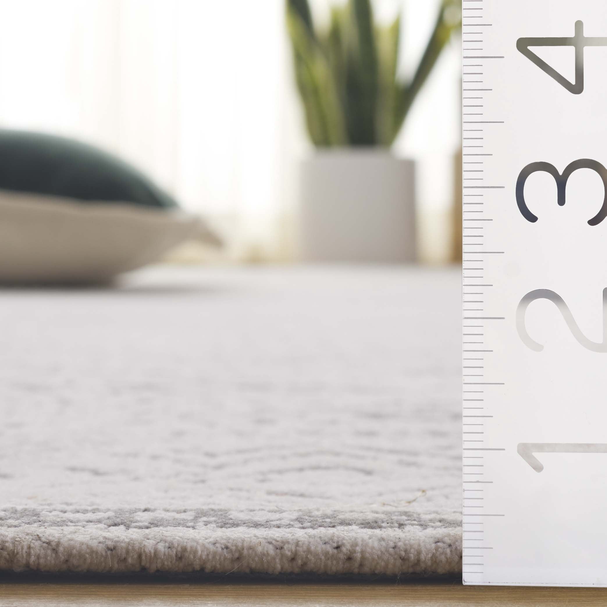 SAFAVIEH Classic Vintage Charlie Diamond Polyester Area Rug, White/Grey, 5' x 8'
