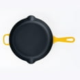 thumbnail image 3 of Chuck Hughes Poêle à Frire Ronde en Fonte 26 cm – Poêle Pré-Assaisonnée avec Poignée d'Assistance, Poêle de Cuisson Robuste pour l'Intérieur et l'Extérieur pour Viandes, Légumes et Plats de Déjeuner (Goldfinch Yellow), 3 of 5