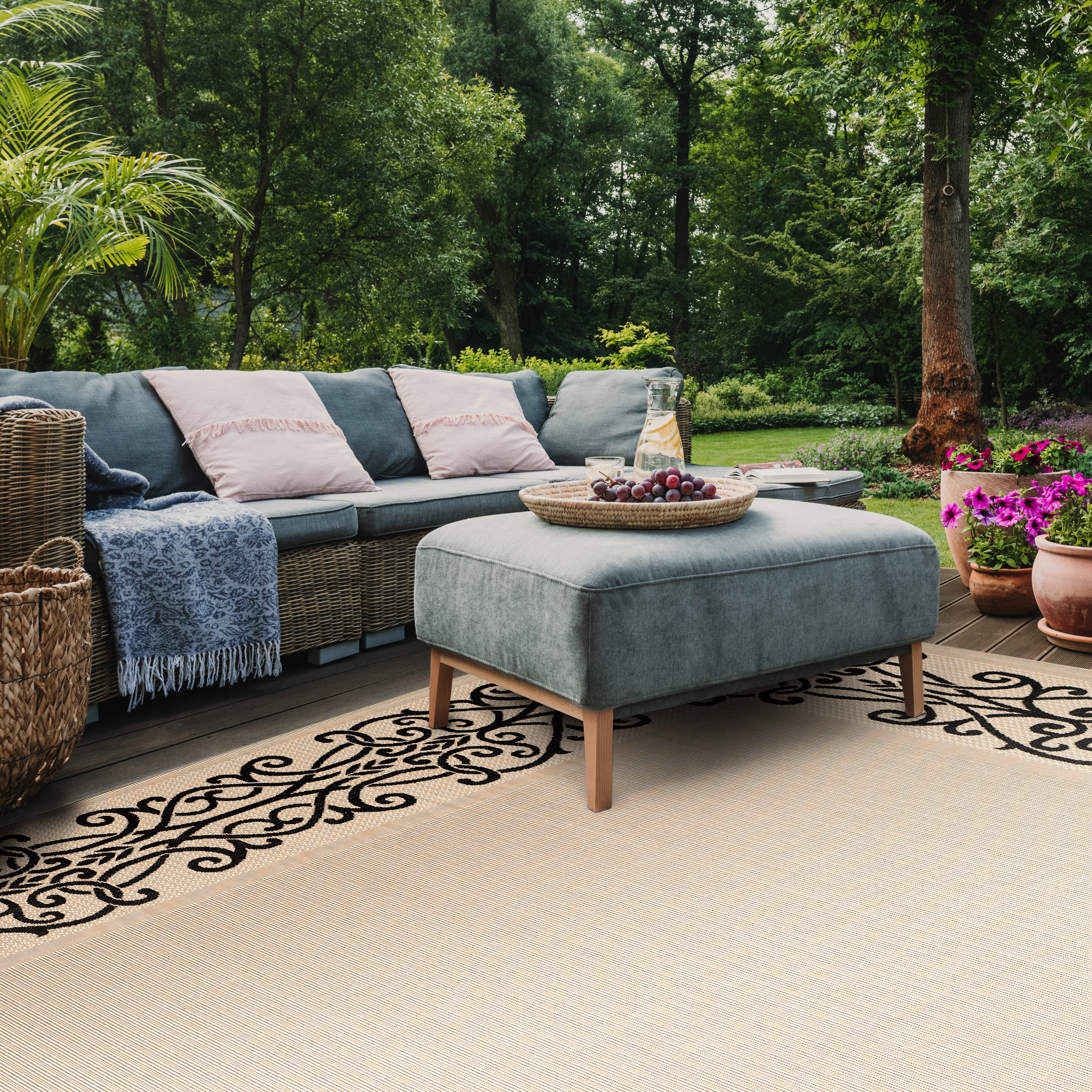 Safavieh Courtyard Ellie Oriental Indoor/Outdoor Area Rug, Sand/Black, 9' x 12'