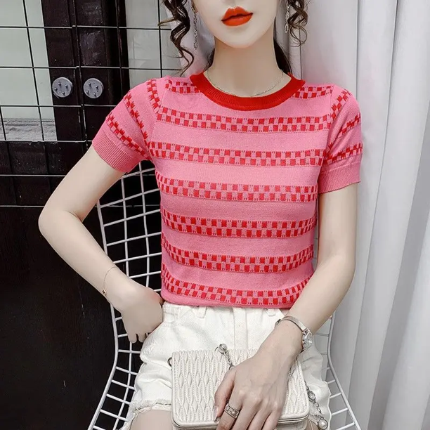 2024 Nueva camiseta de manga corta de seda de hielo de moda para mujer, cuello redondo, elegante y sensata, camiseta de rayas, ropa de verano de moda