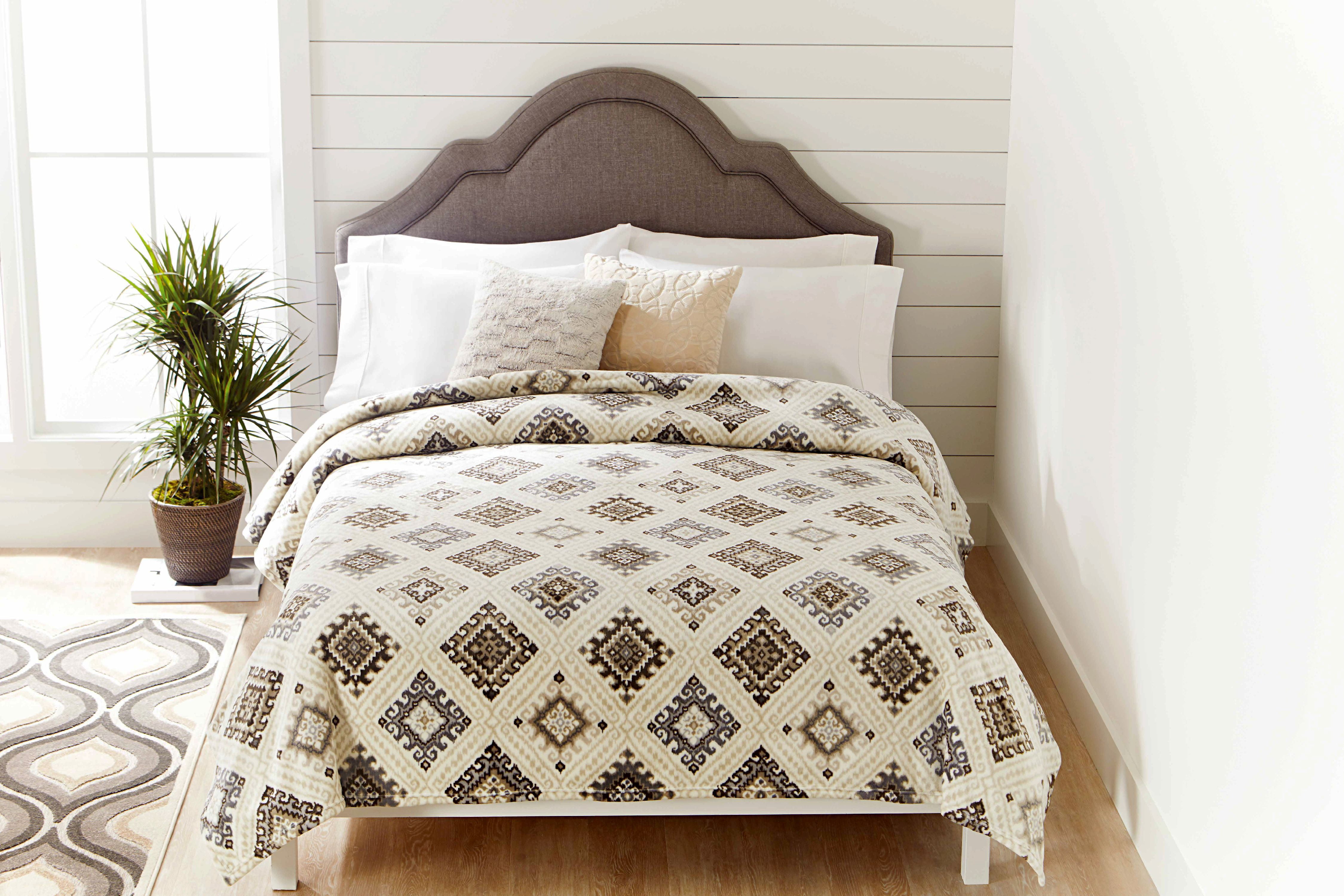 Better Homes and Gardens Velvet Plush Blanket, Tan Diamond, King