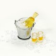 thumbnail image 3 of Modelo de escena en miniatura para casa de muñecas, accesorios de escena con 1 cubo + 8 g de hielo + 2 botellas de cerveza + 2 vasos de cerveza, 3 of 6