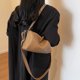 thumbnail image 4 of Primavera 2024 Nueva edición de moda de tendencia Bolso de gran capacidad Bolso cruzado de un solo hombro de cuero suave para mujer, 4 of 5