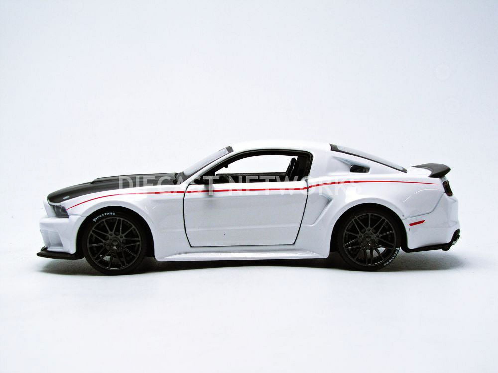 Maisto Modèle Miniature Ford Mustang Street Racer 2014 - Échelle 1/24, Couleur Aléatoire (Blanc/Vert), 30 Cm - 7