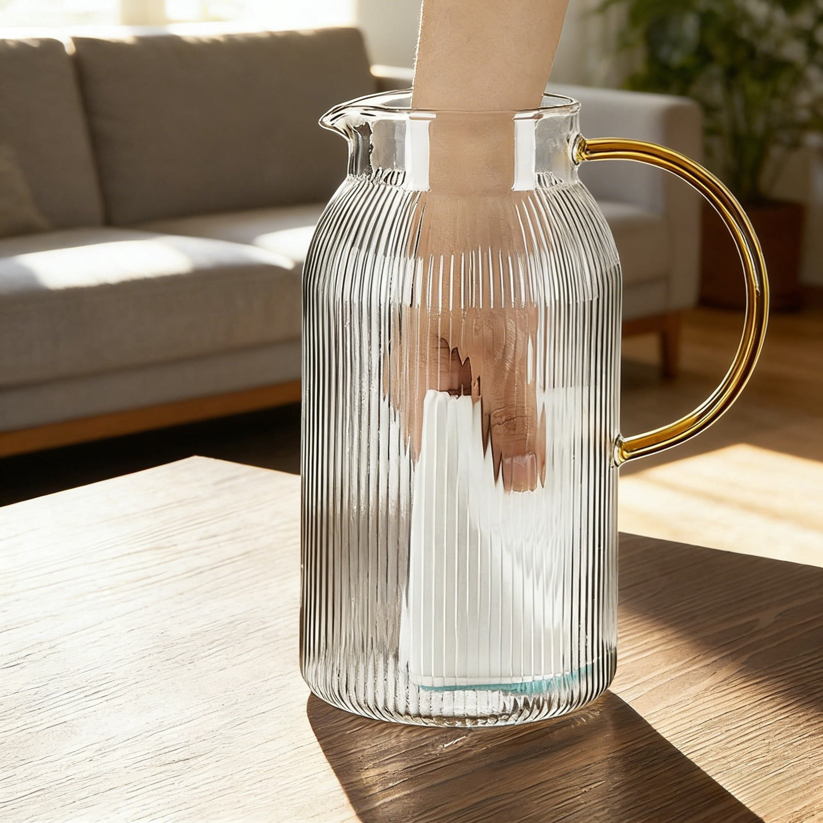 COM1950s Large Capacity Glass Water Pitcher 2000ml, Borosilicate Glass Iced Tea Pitcher with Filter Lid, Beverage Carafe with Handle for Home Kitchen Office Use