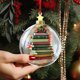 thumbnail image 4 of Xihbxyly Adorno Navideño de Acrílico, Diseño de Árbol En Capas, Escena Nevada Brillante, Decoración Colgante Duradera, Expositor Multifuncional, Regalo Ideal para Amantes de La Literatura, Tamaño de, 4 of 7