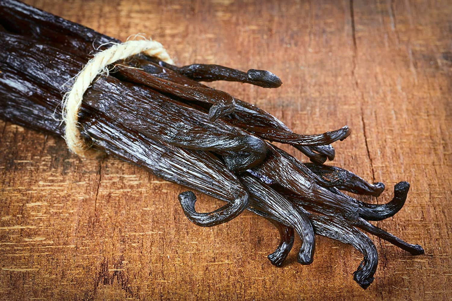 Comoros Vanilla Beans Whole Grade A Vanilla Pods for Homemade Vanilla Extract, Baking, Ice Cream, Flavoring, & Vanilla Powder - 1 LB
