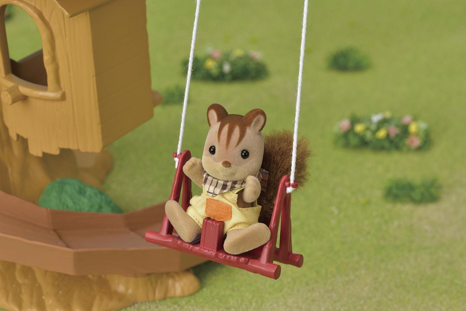 Calico Critters Adventure Treehouse Gift Set - Camping Edition, Dollhouse Playset with Figure and Accessories