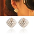thumbnail image 4 of Pendientes de perlas pequeñas de estilo popular, pendientes de diamantes con incrustaciones redondas de diamantes, de moda, de alta gama, simples, 4 of 5