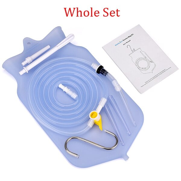 bolsa de enema reutilizable para limpieza anal, gel de silicona para limpieza de puntos y vaginal, kit anal para lavado y desintoxicación vista cenital del set completo: bolsa plana de silicona azul, tubo transparente largo enrollado con abrazadera amarilla y válvula de control, cinco boquillas intercambiables, gancho metálico en J y manual de instrucciones sobre fondo blanco. Adecuado para lavados vaginales y rectales; a menudo se usa también para preparar enemas de café para desintoxicación (uso no médico).