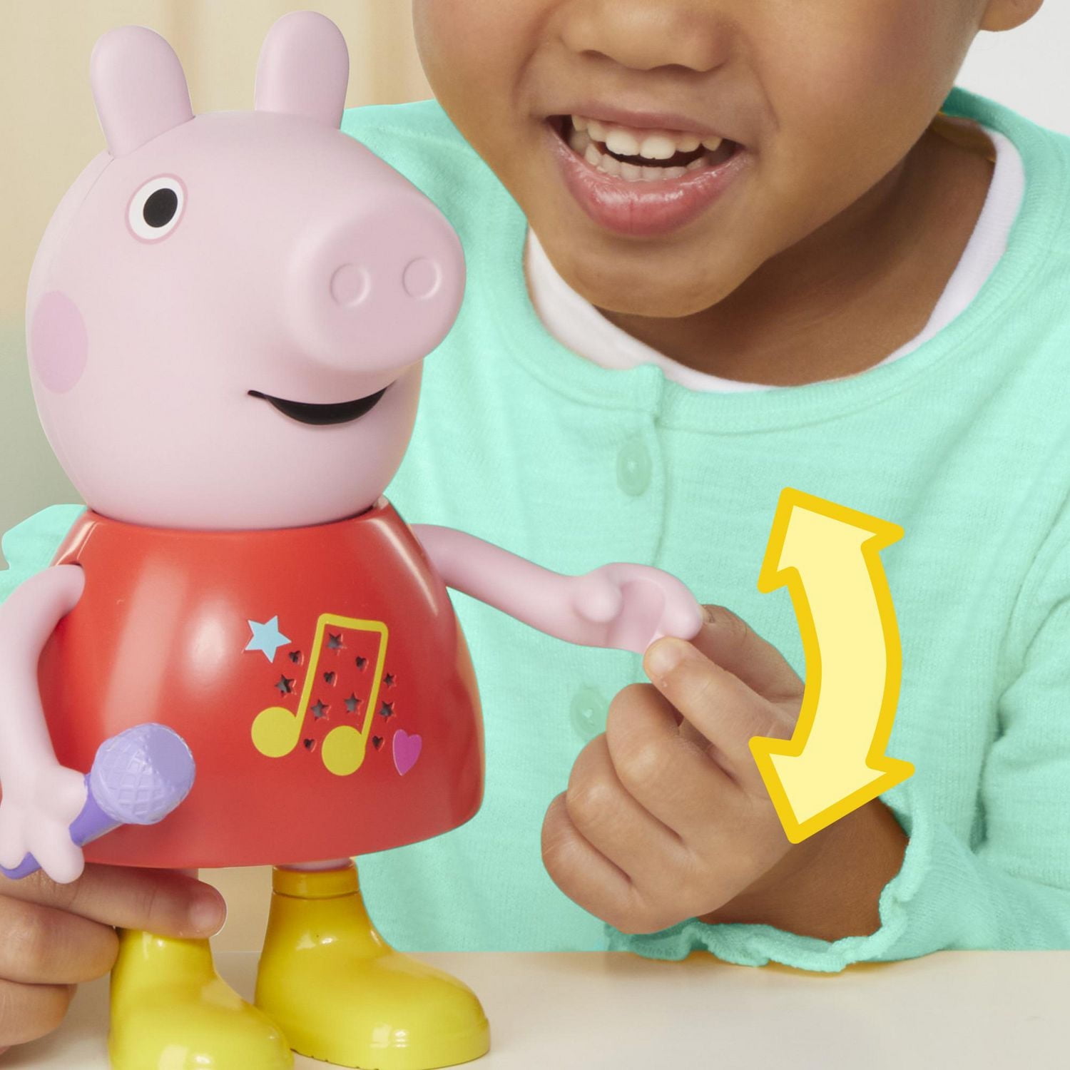 Peppa Pig Talk & Sing Peppa Doll - French Version, Ages 3 and up