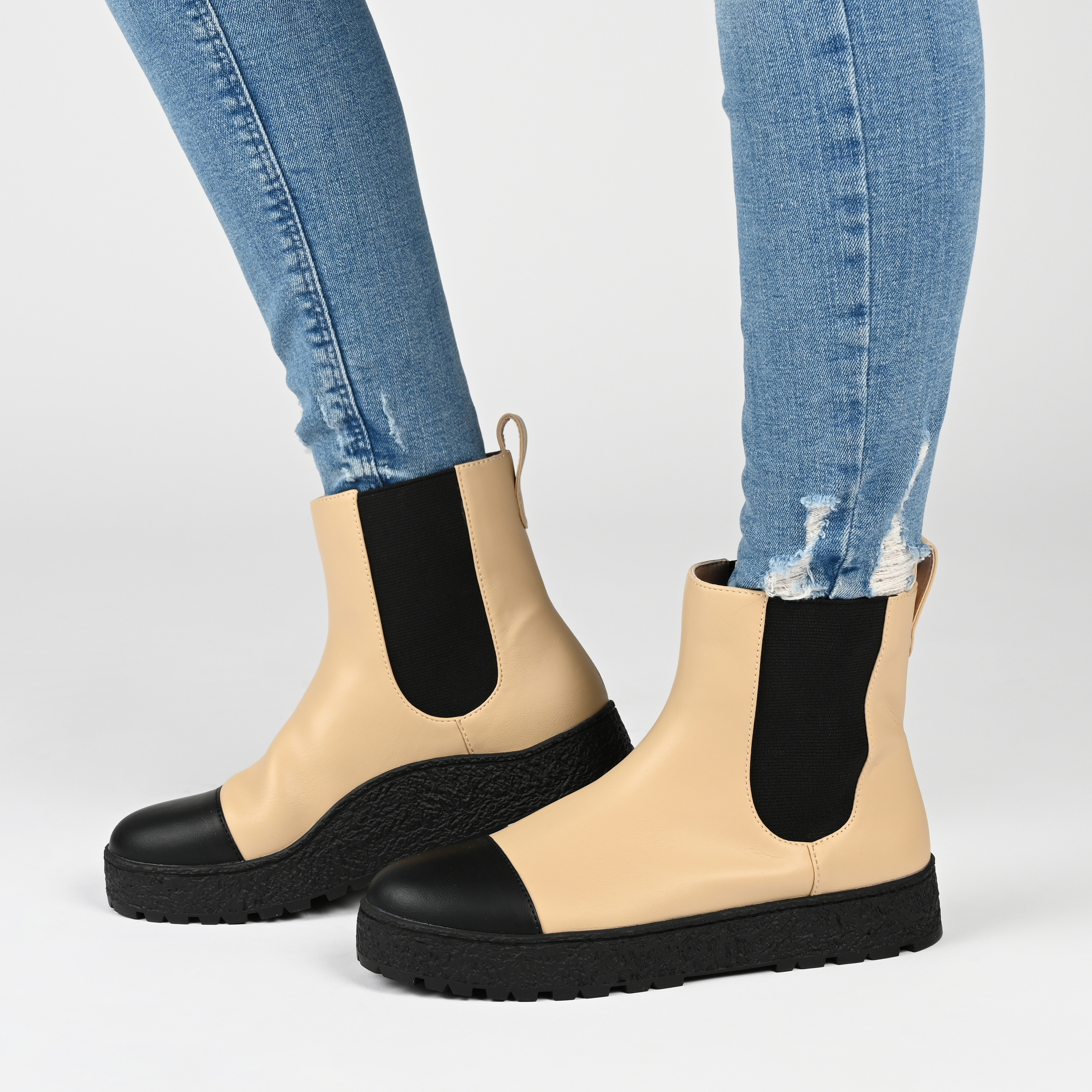 Journee Womens Jenie Round Toe Flat Chelsea Booties
