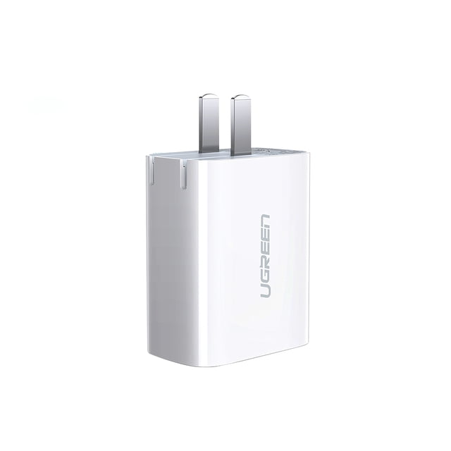 cargador de carga rapida ugreen con pd 30w americano 70149 ugreen cd127 blanco, vista 3/4 frontal de adaptador rectangular compacto con clavijas americanas planas y logo UGREEN en el costado, carcasa plástica blanca lisa y puerto USB‑C compatible PD/QC, para cargar celulares y tablets y también apto para cargar power banks pequeñas.