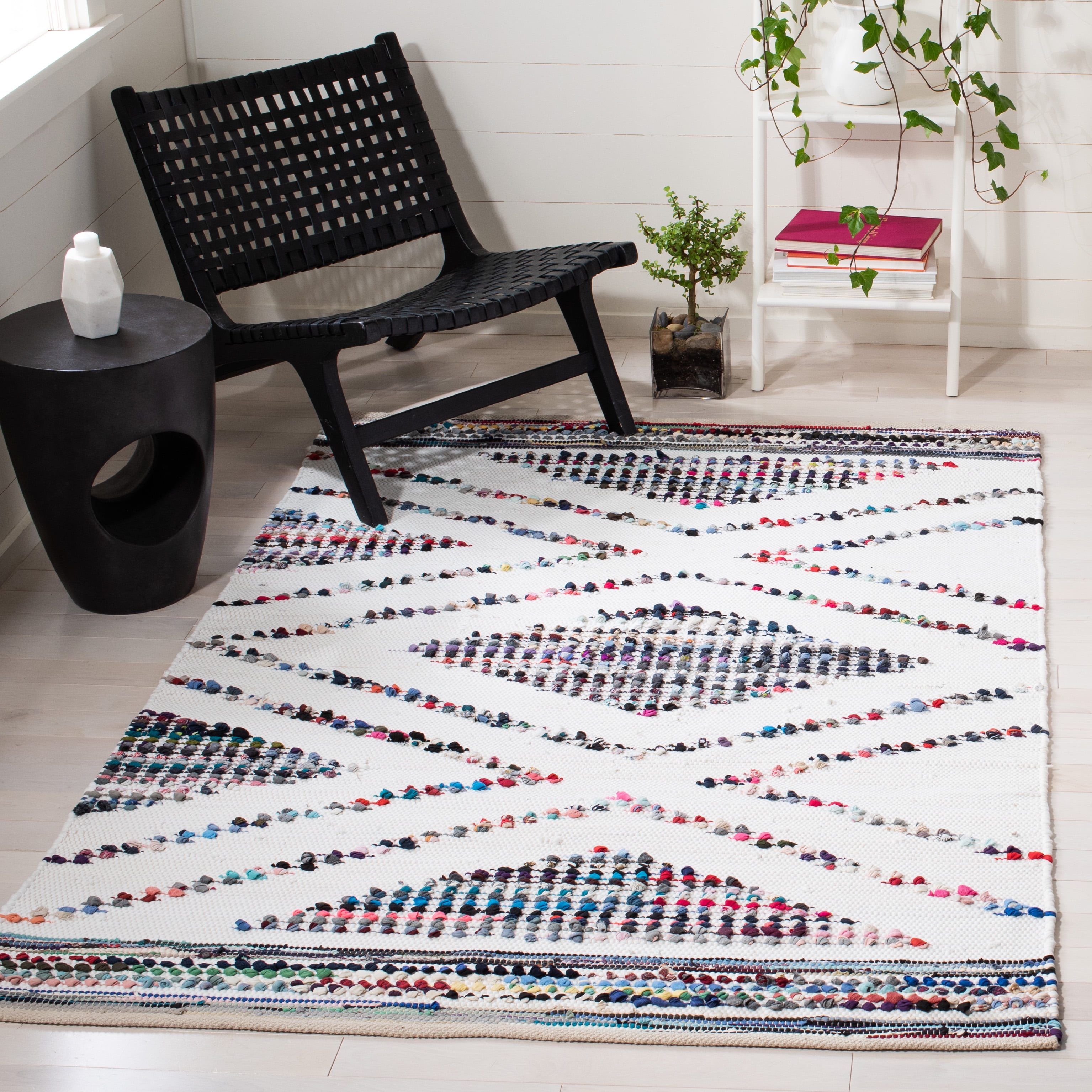 SAFAVIEH Montauk Earleen Diamond Area Rug, Ivory/Black, 4' x 6'