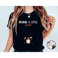 thumbnail image 1 of Ishii Melatic Chandail de Maternité « Brewing a Little Boo »: Annonce de Grossesse d'Halloween, 1 of 4