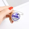 thumbnail image 4 of Broche de mezclilla con clip de papel y tapa de refresco de uva Broche de mochila con clip creativo, 4 of 5