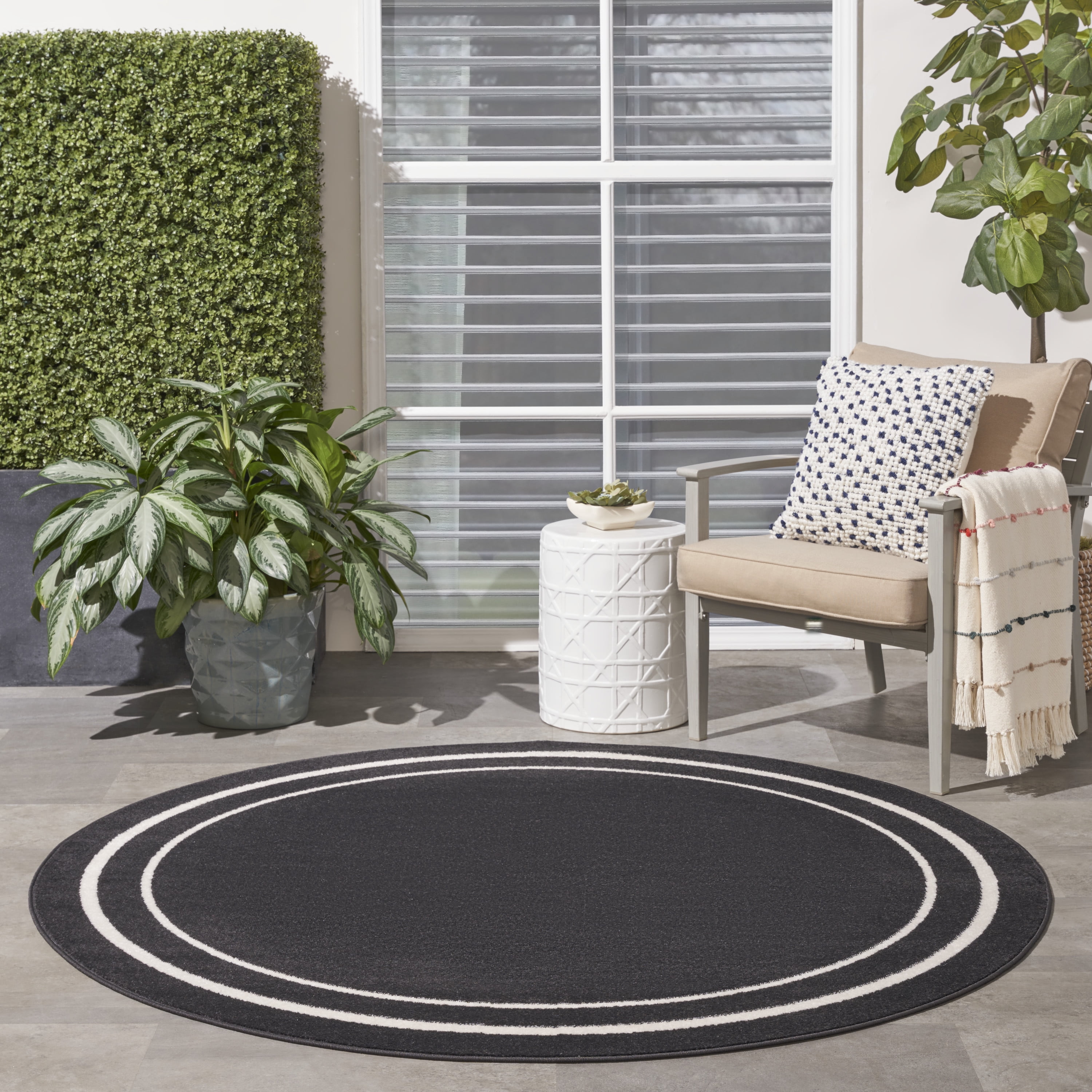 Nourison Essentials Indoor/Outdoor Black Ivory 8' x round Area Rug, (8 Round)
