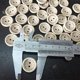thumbnail image 4 of 100 piezas Botones de madera hechos a mano, Botones surtidos para manualidades Botones de costura de madera, para coser accesorios de ropa, bricolaje 20 mm, 4 of 5