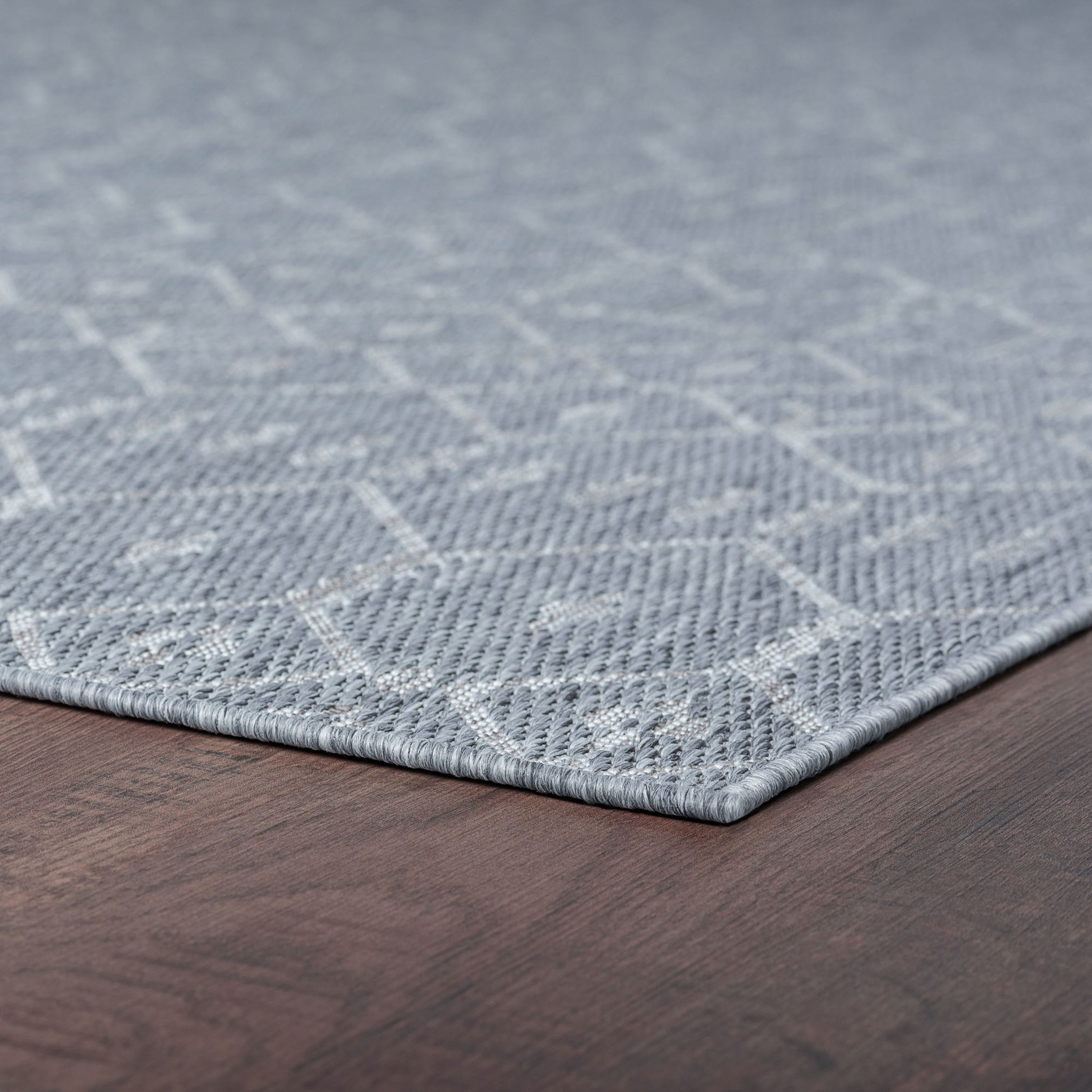 Veranda Contemporary 5' x 7' Gray and Cream Polypropylene Outdoor Area Rug