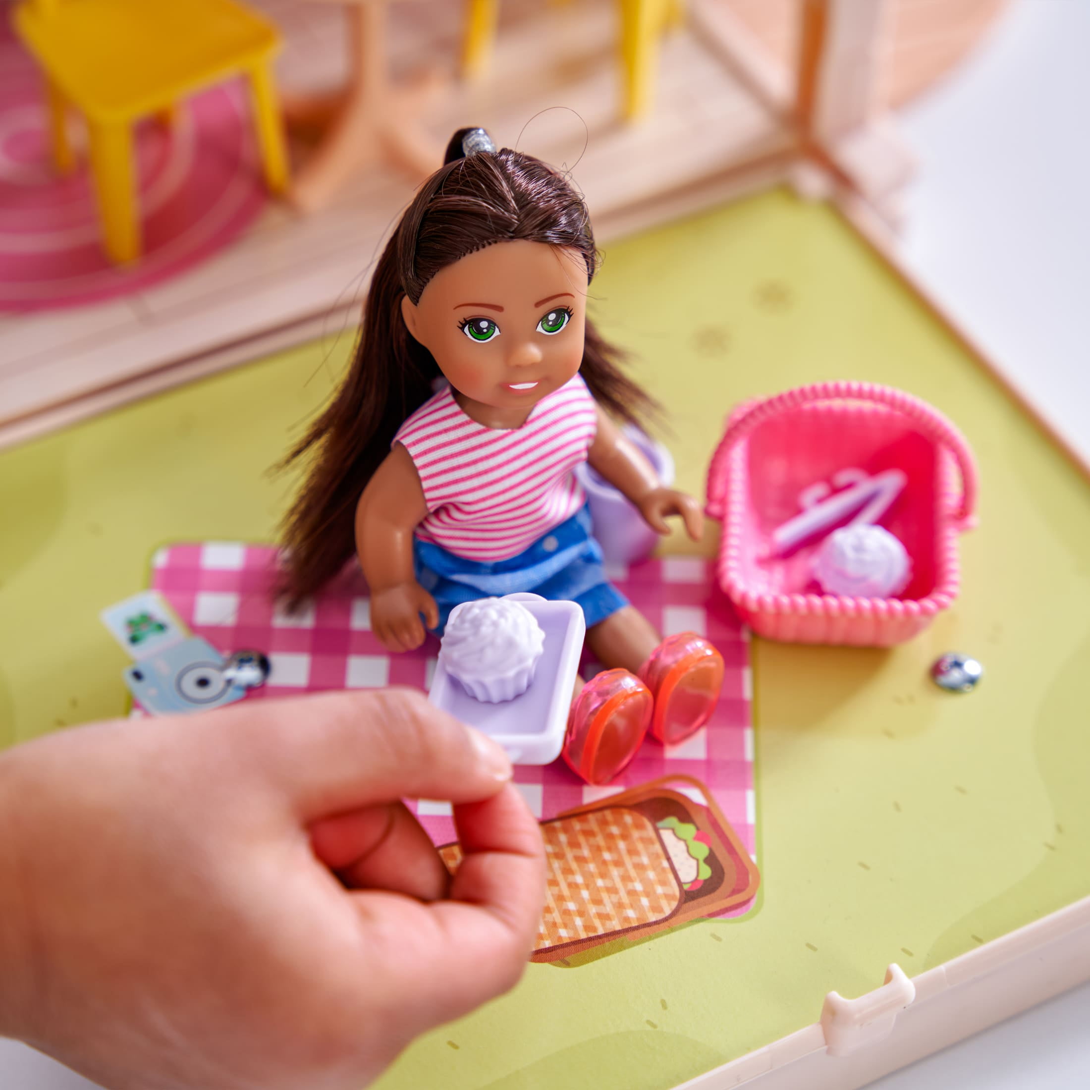 KidKraft Toteables™ Portable Cottage Dollhouse with Doll Included, Storage, 30 Accessories  (图5) KidKraft Toteables™ Portable Cottage Dollhouse with Doll Included, Storage, 30 Accessories  (图5)