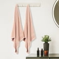 thumbnail image 4 of Toallas de baño suaves REGALWOVEN, juego de 2 toallas de baño ultra absorbentes con rayas, color rosa, 28" x 56", 4 of 7