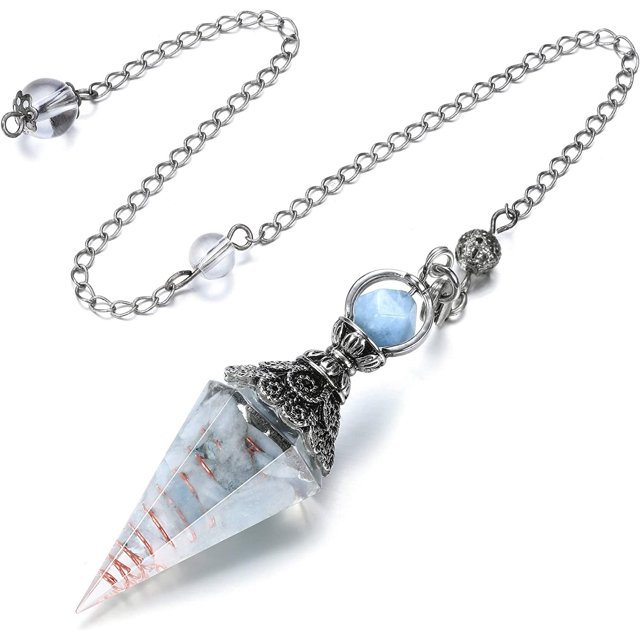 péndulo colgante de punto hexagonal de 6 facetas para collar de péndulos de cristal de piedras preciosas de resina espiritual de equilibrio de radiestesia de reiki wicca (azul marino) Vista frontal de un péndulo hexagonal de seis facetas en cadena metálica; punta de resina blanca-azulada con espiral de alambre cobre visible, capuchón de filigrana decorativo y cuenta facetada pequeña, longitud total aprox. 11.5 pulgadas, péndulo aprox. 2.5 pulgadas; presentado sobre fondo blanco, adecuado para collar, meditación y equilibrio de chakras.