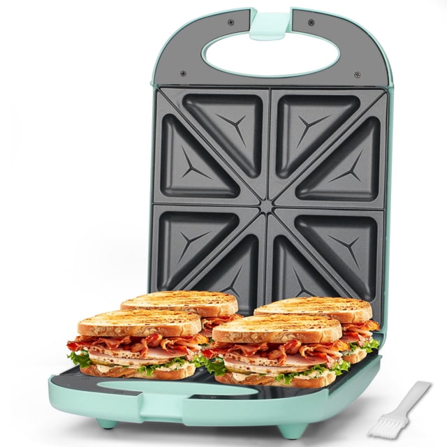 Sandwichera Baker's Friend eléctrica para 4 rebanadas aqua abierta, vista frontal de placas antiadherentes con 8 cavidades triangulares y cuatro sándwiches tostados; incluye manija con bloqueo y tacto frío, luz indicadora en la base y cepillo de silicona a un lado; adecuada para preparar omelets o tostadas francesas.