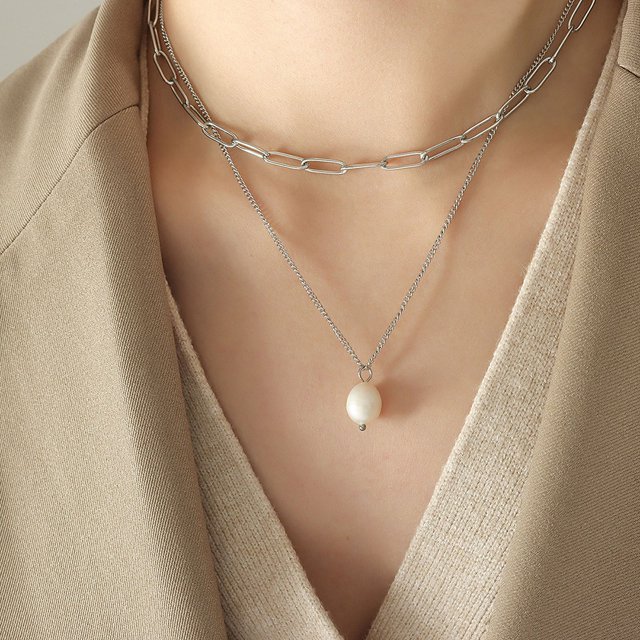 Colgante de perlas de agua dulce de estilo frío de moda europea y americana, collar apilado de múltiples capas, collar de clavícula de acero de titanio para mujer