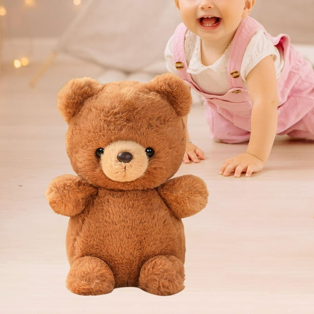 Panier avec ours en peluche pour vêtements ou jouets isolé sur fond Panier avec ours en peluche pour vêtements ou jouets isolé sur fond
