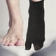 thumbnail image 2 of 3 pares de calcetines Tabi elásticos de poliéster y algodón para mujer (negro, blanco y gris), 2 of 7