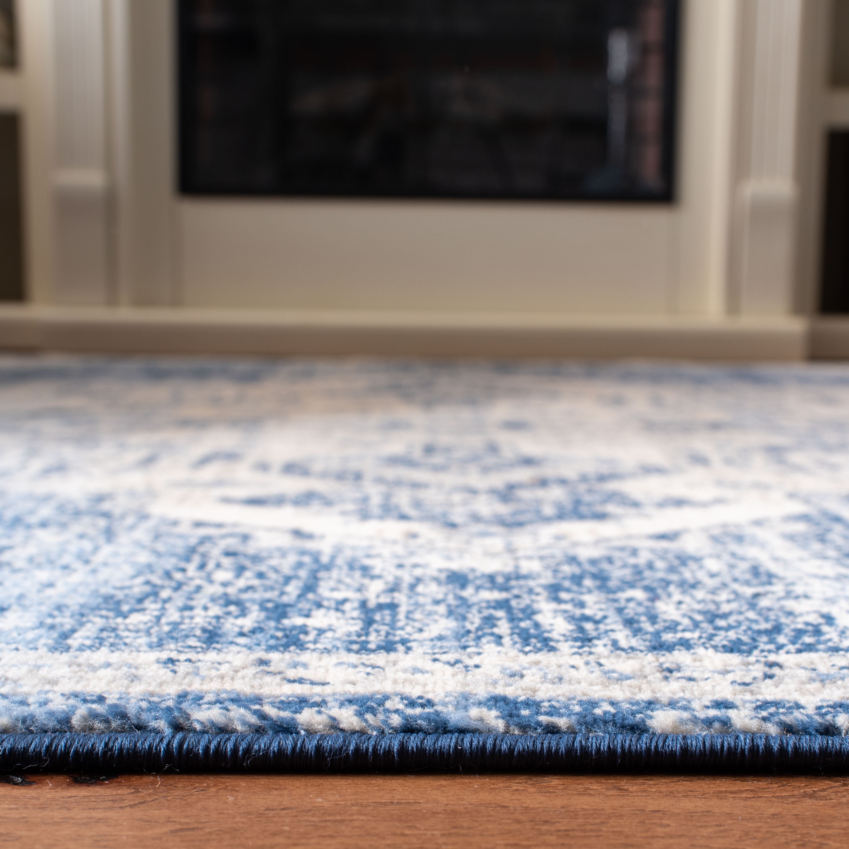 SAFAVIEH Brentwood Salah Oriental Area Rug, Ivory/Navy, 5'3" x 7'6"