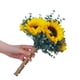 thumbnail image 4 of Novia sosteniendo flores con girasol, ramo de girasoles artificiales, 4 of 9