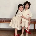 thumbnail image 4 of Conjunto de camisa de verano para niños, traje informal para hermanos, Top con flores bordadas, pantalones cortos, 2 uds., vestido con solapa de un solo pecho para niñas, 4 of 6