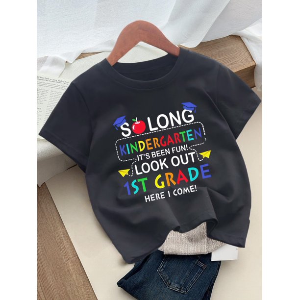 Camiseta rosa para niña "¡Ha sido un kínder largo, ha sido divertido! ¡Cuidado, 1.er grado, allá voy!" - Camiseta informal de verano con cuello redondo y diseño de birrete de manzana, perfecta para