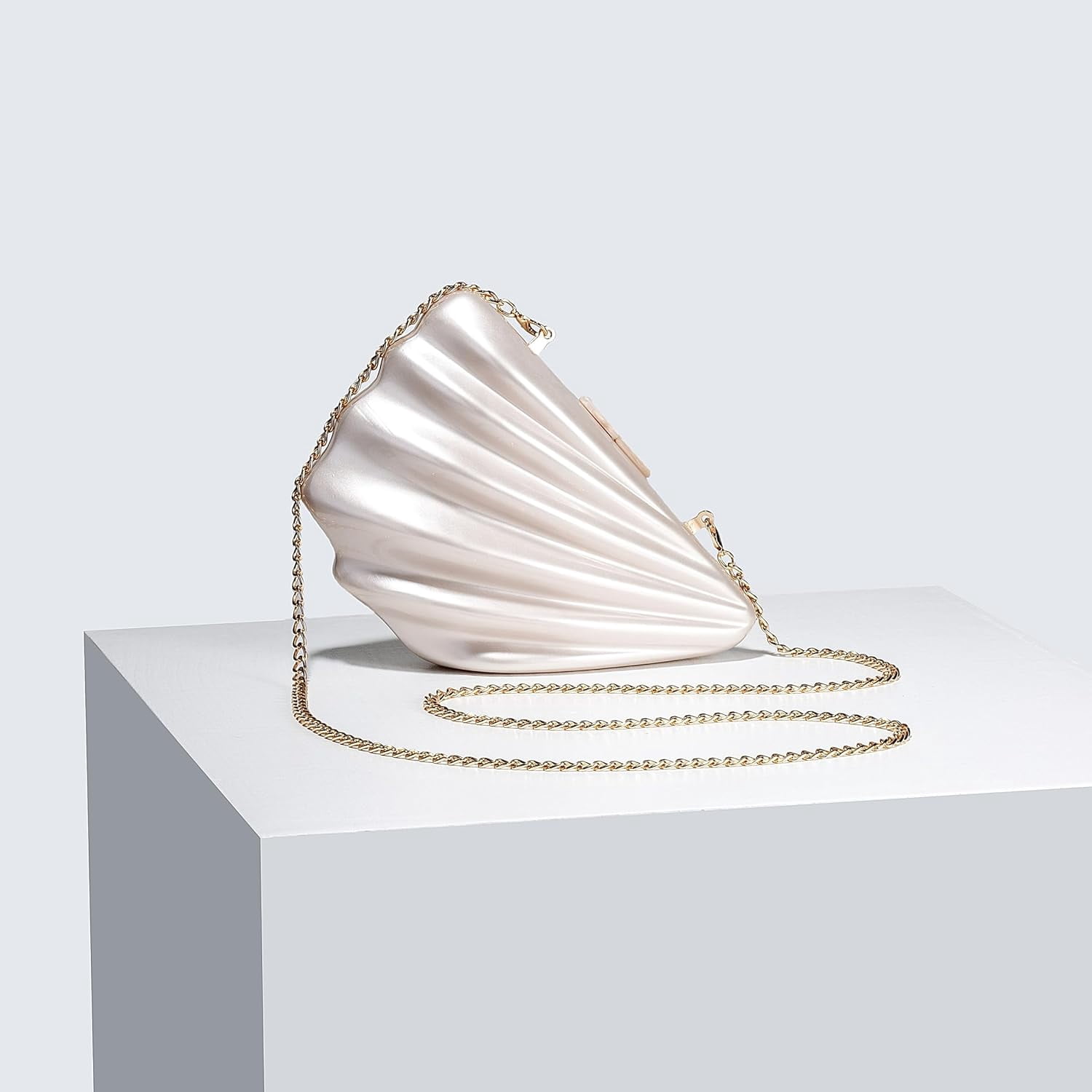 Kwuty Seashell Chain Shoulder Bag for Women Acrylic Evening Clutch Bag Glitter Marble Purse Handbag for Wedding Party Prom