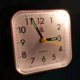 thumbnail image 2 of Reloj despertador de viaje Reloj de junto a la cama con luz Funciona con pilas Rosado Sunnimix Reloj despertador de viaje, 2 of 8