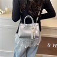 thumbnail image 4 of Bolsos de mano sencillos e informales con diseño de nicho para mujer, nuevo estilo 2025, bolso de hombro moderno y de moda, bolso de mensajero con textura de alta calidad., 4 of 5