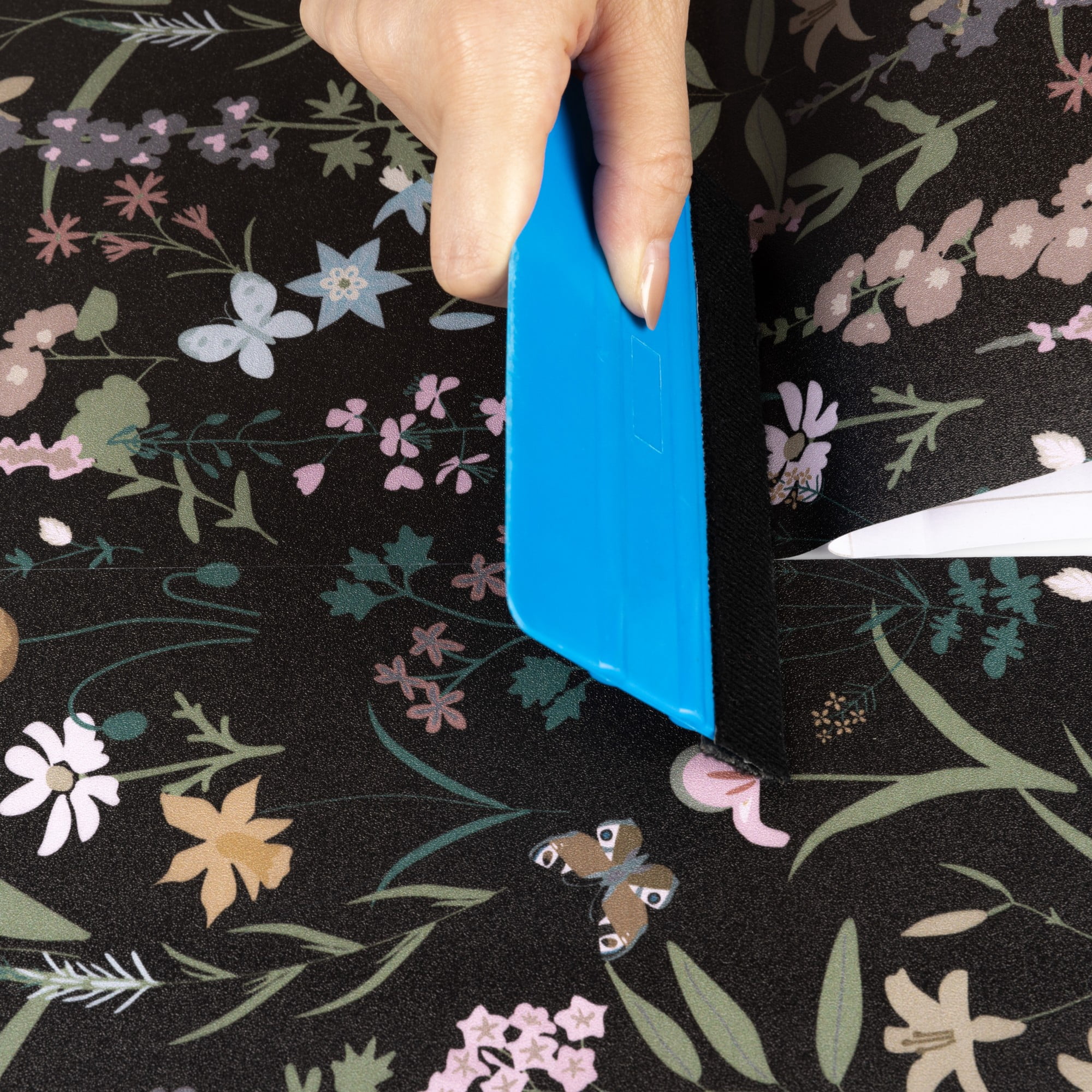 UMIGGEE Floral Wallpaper Peel and Stick Black Wallpaper Self Adhesive Flower Wall Paper Contact Paper 17.7-in x 118-in Home Decor Wall Covering Old Furniture Renovation