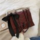 thumbnail image 4 of Bolso cuadrado pequeño con lazo informal, bolso de hombro con cadena para mujer, bolso cruzado para niña, bolso con lazo y bufanda, material de PU., 4 of 5