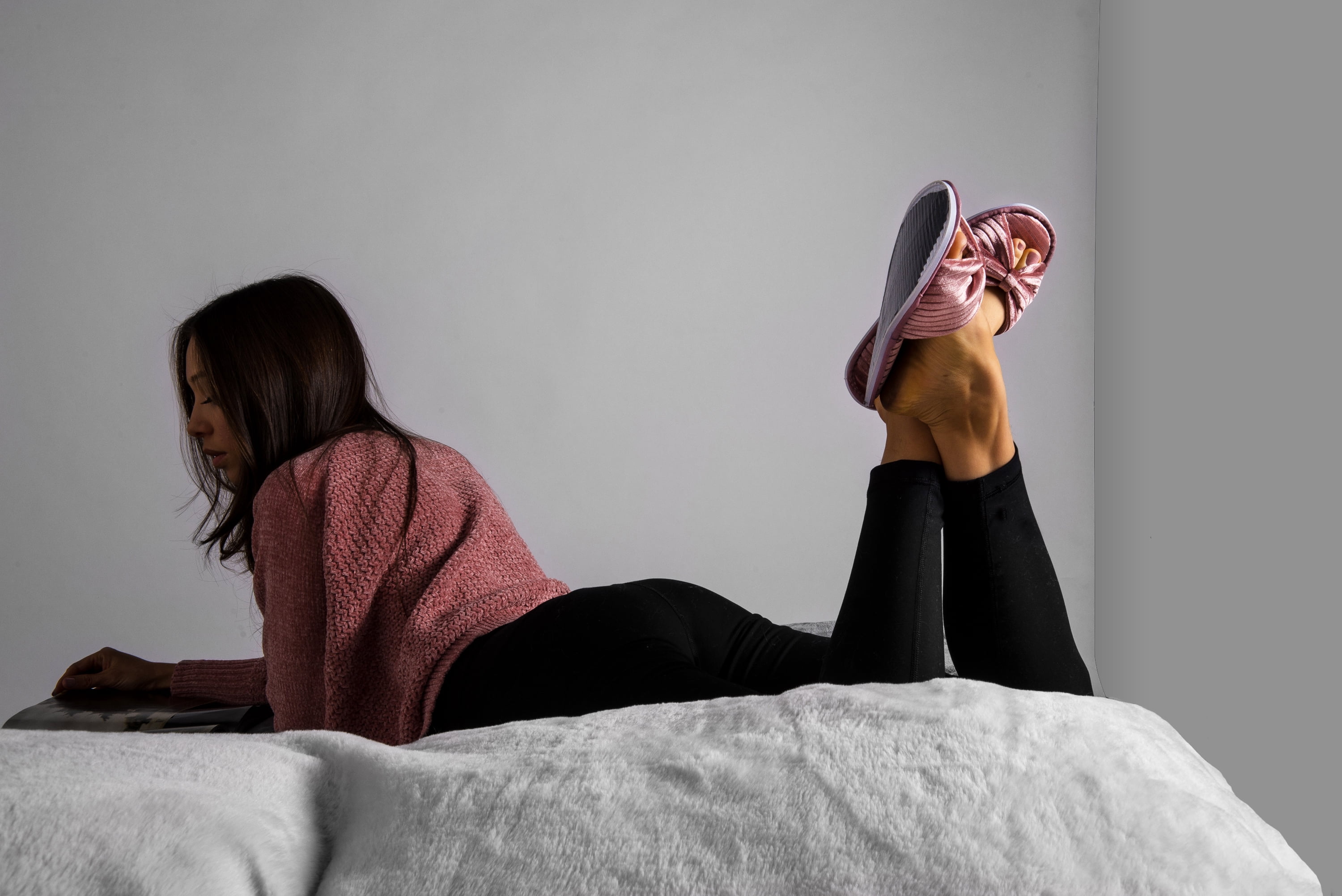 Royal Velvet Suede Cozy Women's Plush Memory Foam Bow Slippers (Pink)