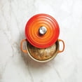 thumbnail image 3 of Horno holandés Le Creuset de hierro fundido esmaltado, 7,25 L, color llama, 3 of 6
